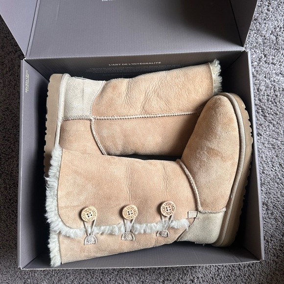 UGG Women's Bailey Button Triplet II Water Resistant Boots - Size 5 - Picture 2 of 8